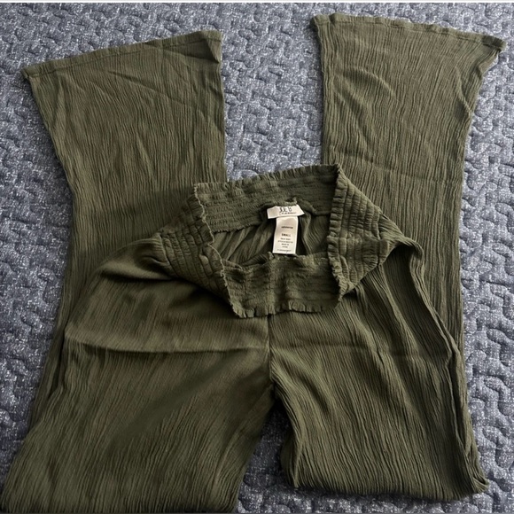 3 pairs of gently used pants/ leggings.
Urban Outfitters, Joe B and Athlete body - Picture 6 of 9
